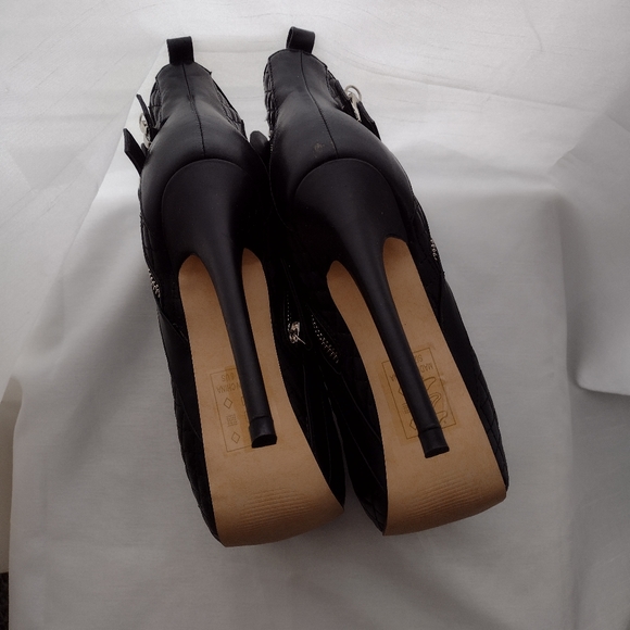 BRAND NEW Sophia & Lee quilted stiletto booties - Picture 7 of 12